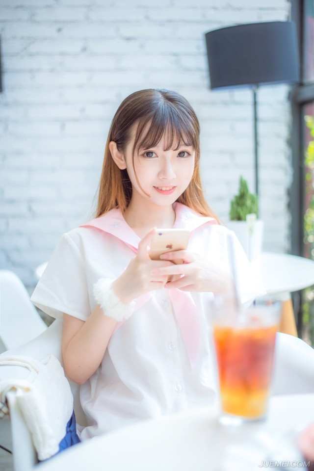 人生自是有情痴，此恨不关风与月。